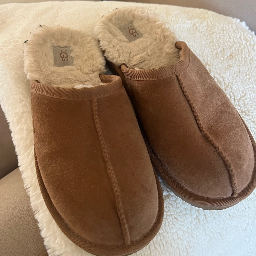 Kids UGG slipper in excellent condition